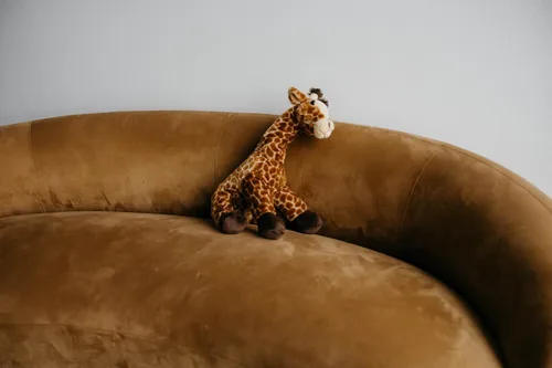 Vista 4 de The Petting Zoo Peluche de jirafa, regalos para niños, animales salvajes del zoológico Onez, juguete de peluche jumbo de jirafa de 24 pulgadas