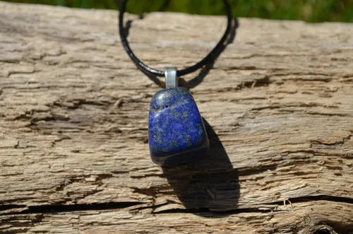 Vista 5 de Collar de cordón de cuero con piedra de lapislázuli, Piedra de lapislázuli caído, lapislázuli
