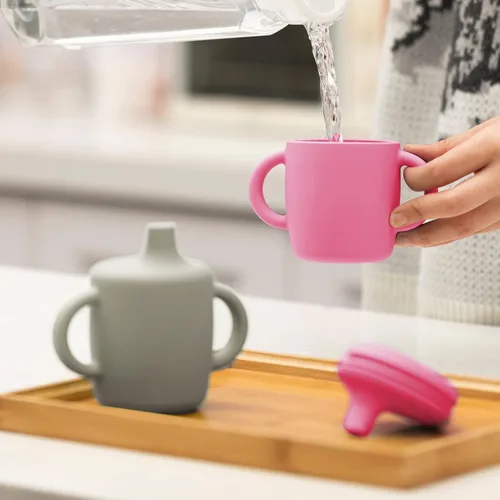Vista 7 de Vasos de silicona antiderrames de 8 onzas para niños pequeños y bebés, aptos para lavavajillas y microondas, paquete de 2 (rosa/gris)