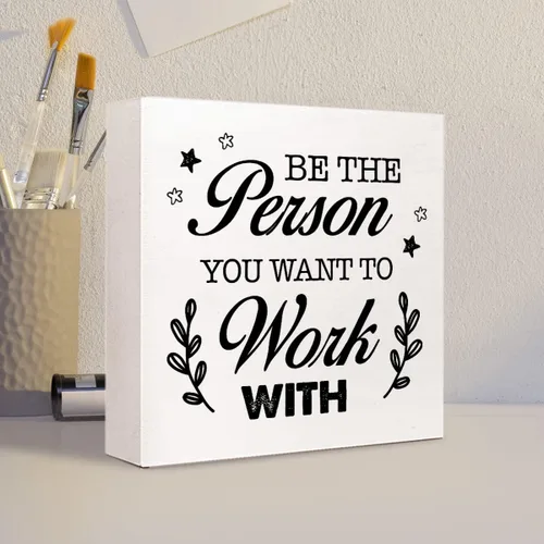 Vista 4 de Letrero de madera con texto en inglés "Be The Person You Want to Work", letrero inspirador para la oficina en casa y la decoración de escritorio
