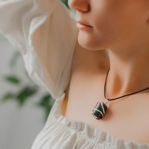 Vista 5 de Collar con colgante de cristal turmalina negro crudo - Protección contra energía negativa, limpiador, alivio natural del estrés, calma la mente