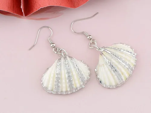 Vista 2 de Alilang Golden Accent Marine - Pendientes colgantes de concha náutica con diseño de sirena