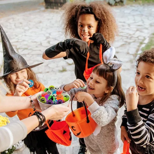 Vista 7 de 72 bolas que rebotan que brillan en la oscuridad, 8 bolas inflables temáticas de Halloween para suministros de fiesta de Halloween