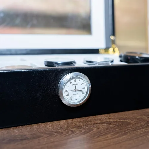 Vista 4 de Caja de reloj con 10 ranuras de vidrio transparente para hombres y mujeres, exquisito almacenamiento de reloj negro con piel sintética superior