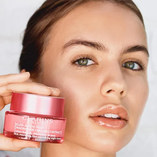 Vista 6 de Clarins Hidratante nocturno renovador multiactivo con niacinamida Suaviza las líneas finas que aprietan visiblemente los poros, incluso el tono