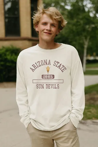 Vista 2 de Blue 84 NCAA Camiseta unisex-adulto de manga larga con licencia oficial de la NCAA, teñida en anillos, color marfil