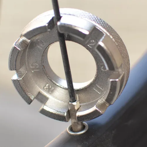 Vista 7 de Kit de herramientas de reparación de bicicletas, multiherramienta 16 en 1 con palancas de neumáticos, interruptor de cadena, llave de radios, juego