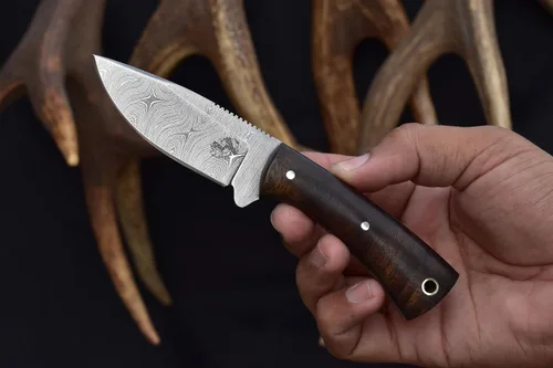 Vista 3 de Knives Ranch Cuchillo EDC de hoja fija con funda de transporte horizontal, hoja de damasco, esencial de vaquero con funda de cuero, mango