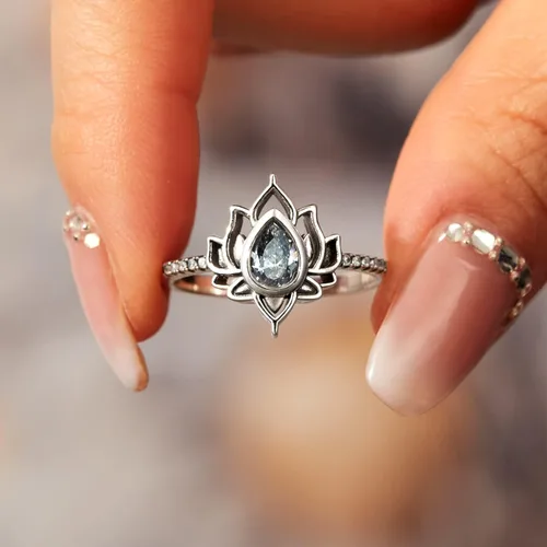 Vista 3 de STORYJEWELLERY Anillo de promesa de loto para mujer, anillo de flor de loto plateado, anillo delicado para niñas, regalos de joyería para mujeres