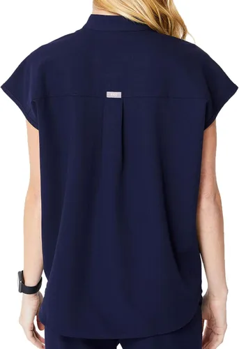 Vista 5 de Figs - Uniforme médico de mujer Rafaela, de dos bolsillos, cuello mandarín, ajuste holgado con elásticos suaves.