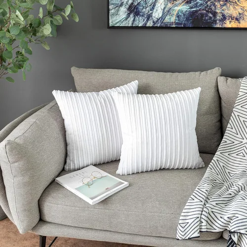 Vista 123 de UGASA - Fundas de almohada decorativas de terciopelo suave y sólidas de Navidad para sala de estar/sofá, 16 x 16 pulgadas, 2 unidades, color burdeos