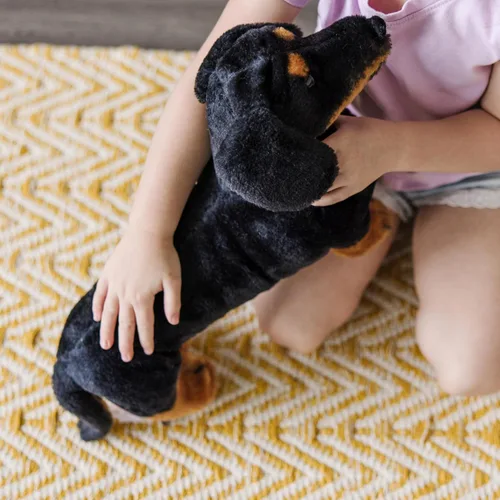 Vista 9 de Melissa & Doug Dachshund Gigante - Perro de Peluche Realista Grande