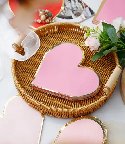 Vista 5 de Servilletas de corazón – Paquete de 48 – Servilletas en forma de corazón a granel desechables para decoraciones del día de San Valentín, servilletas