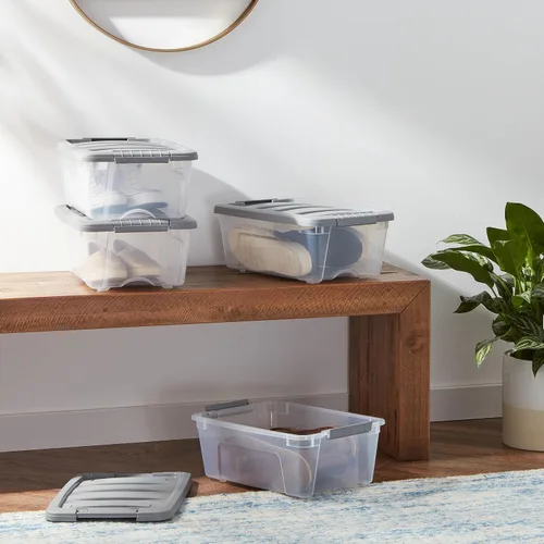 Vista 2 de Amazon Basics Contenedores de almacenamiento de plástico con tapas de cierre seguro, cubos organizadores apilables, transparente/gris, 12 cuartos