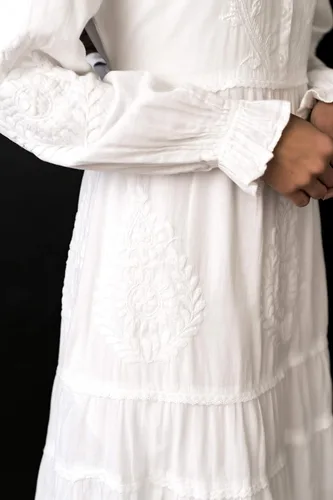 Vista 4 de White Elegance Vestido de manga larga de algodón para mujer, color blanco modesto, con botones en la parte delantera