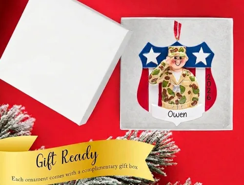 Vista 3 de Adorno de Navidad personalizado del ejército 2026 – Personalización gratuita Soldado de las Fuerzas Armadas en uniforme de camuflaje militar