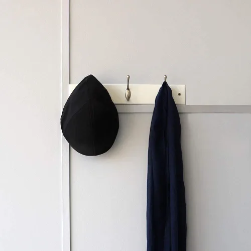 Vista 6 de Home Basics Estante colgante de pared blanco con 3 ganchos dobles para entrada elegante y espacios de vida organizados