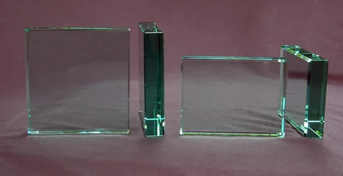 Vista 2 de Premio AA Recovery Achievement Award: pisapapeles de vidrio grabado tallado a mano
