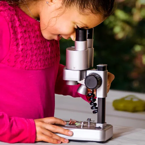 Vista 2 de Microscopio de laboratorio de National Geographic con más de 50 accesorios