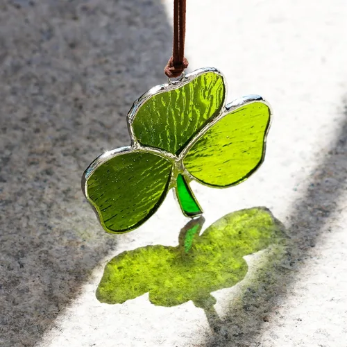 Vista 8 de Atrapasoles de trébol hecho a mano para colgar en la ventana, atrapasoles irlandés, decoración del día de San Patricio para el hogar, trébol verde