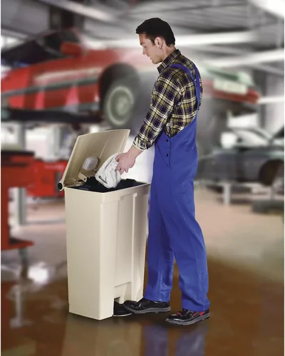 Vista 2 de Papelera Rubbermaid Commercial con tapa a pedal, Plástico, Rojo, cuadrado