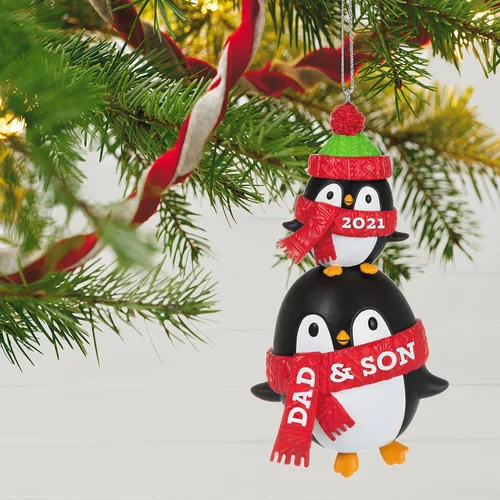 Vista 6 de Hallmark Keepsake Adorno de Navidad, año 2021, pingüinos de papá e hijo