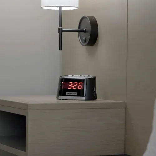 Vista 4 de Hamilton Beach Commercial Reloj de hospitalidad Radio Reloj despertador con puerto de carga de teléfono USB HCR410