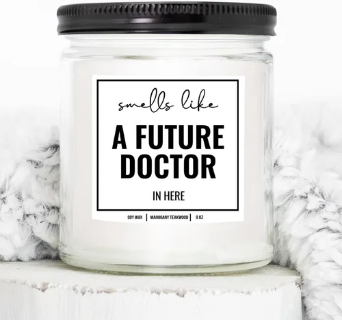 Vista 3 de You Nique Designs Future Doctor Candle de 9 onzas, regalo para estudiantes de medicina, regalos para estudiantes de medicina y regalos de graduación
