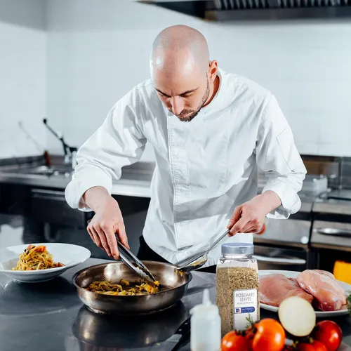 Vista 5 de McCormick Culinary Hojas de romero secas, 6 onzas, un recipiente de 6 onzas de hierbas secas de romero perfecto para condimentar y mezclas