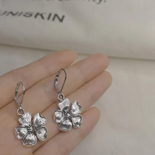 Vista 2 de Aretes colgantes de flores para mujer, aretes colgantes florales vintage de plata, estilo bohemio chic, hipoalergénicos, aretes colgantes de gota