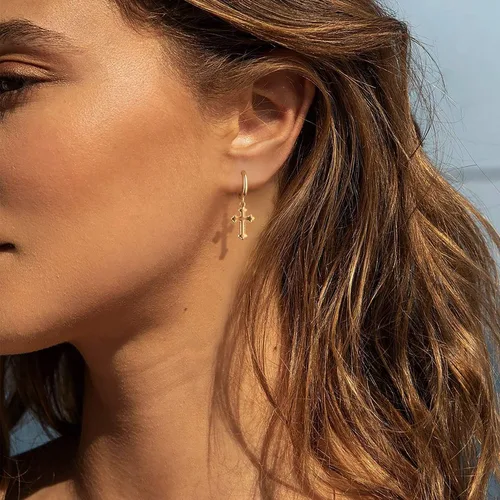 Vista 3 de MEVECCO Aretes pequeños de aro de cruz chapados en oro de 14 quilates, delicados, minimalistas, simples, con cruz de fe para mujeres y niñas, regalo