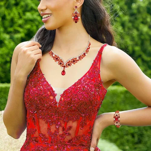 Vista 2 de EVER FAITH Elegantes juego de aretes de vidrio austriaco y collar en forma de V.
