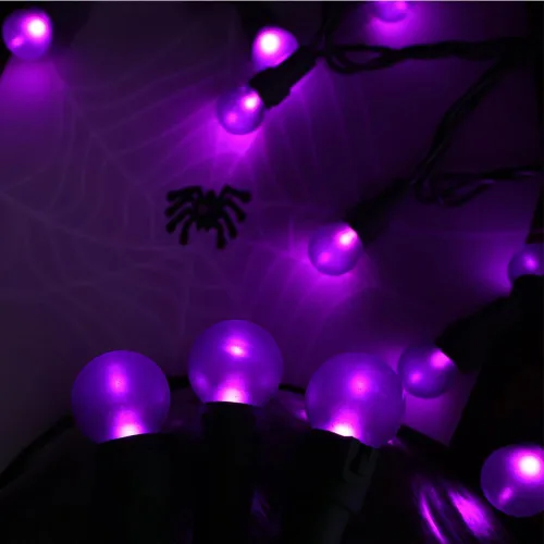 Vista 4 de Luces de Navidad Moradas G15 Luz de Globo en Cadena 50 LED 4.1m Enchufe Luces de Hadas Luces de Árbol de Halloween para Uso en Interiores y Púrpura