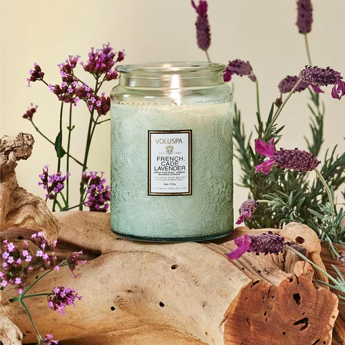 Vista 2 de Vela en frasco de vidrio grande de enebro francés y lavanda, 100 horas, 16 oz, Voluspa Coconut Wax Blend in Decorative Glass, Clean Even Burn, USA