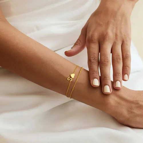 Vista 4 de M MOOHAM Pulseras de oro con inicial de corazón para mujer, pulseras con dije de letra A-Z de corazón dorado en capas para mujer, pulseras
