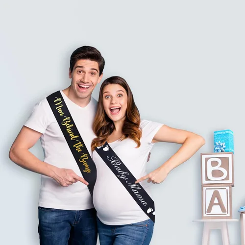 Vista 2 de Divertida banda para baby shower con texto en inglés "Man Behind The Bump" para papá futuro, decoración de fiesta de baby shower, suministros