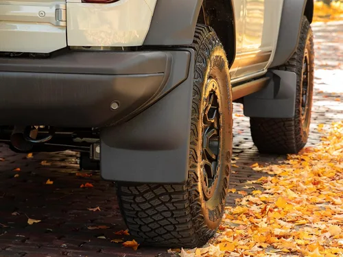 Vista 6 de WeatherTech Guardabarros personalizado sin taladrar para Ford F-150 Raptor, juego delantero, medio y trasero (110150-110151-120150), color negro