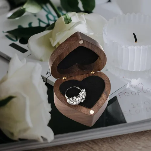 Vista 6 de Yoption Caja de anillos de madera, hecha a mano de madera de nogal con forma de corazón, caja de anillos para ceremonia de boda, aniversario