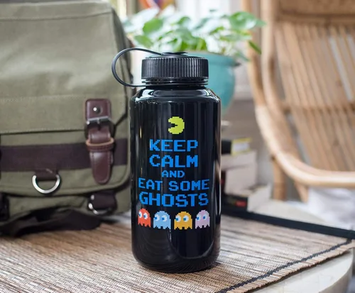 Vista 3 de JUST FUNKY Pac-Man Keep Calm And Eat Some Ghosts - Botella de agua de plástico grande sin BPA con tapa superior de rosca, hidratación para deportes
