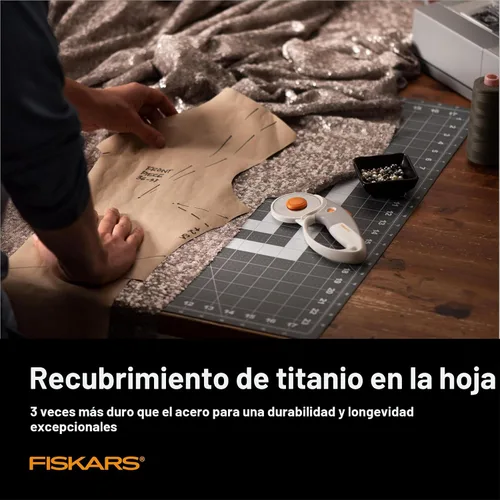 Vista 4 de Fiskars Cortador giratorio de 60 mm para tela con mango de bucle ergonómico y mango cómodo, cortador giratorio de titanio para materiales gruesos