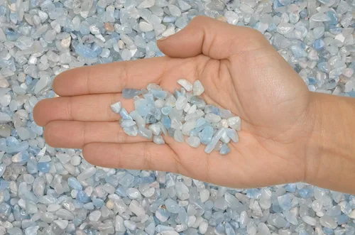 Vista 6 de Fantasia Materiales: 1 libra de piedras de tamaño de chip de aguamarina pulida con tarjeta de identificación