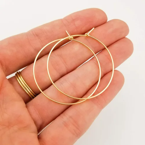 Vista 3 de Aretes de aro finos medianos de oro de 14 quilates para mujer, ligeros, minimalistas, para uso diario, de 1.5 pulgadas