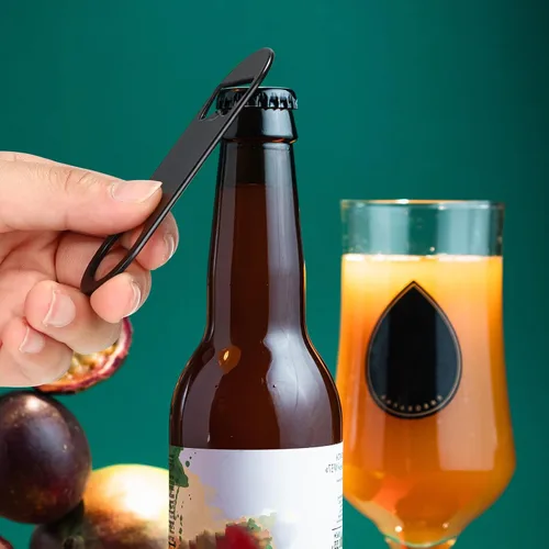 Vista 5 de Paquete de 25 abrebotellas planos de acero inoxidable con llavero de 3.5 pulgadas, mini abrebotellas de cerveza plano negro, llavero para barman