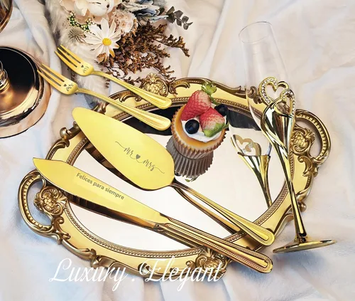 Vista 2 de Juego de 6 copas de champán de boda doradas con base de corazón doble y detalles de diamantes de imitación, vasos de tostado para pareja, novia