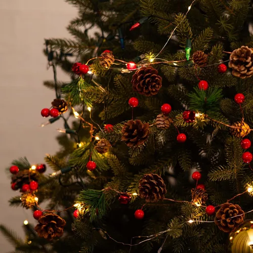 Vista 7 de Guirnalda de Navidad con luces, 6.7 pies, 20 luces LED de piña, funciona con pilas, guirnalda de Navidad con bayas rojas, guirnalda de luces