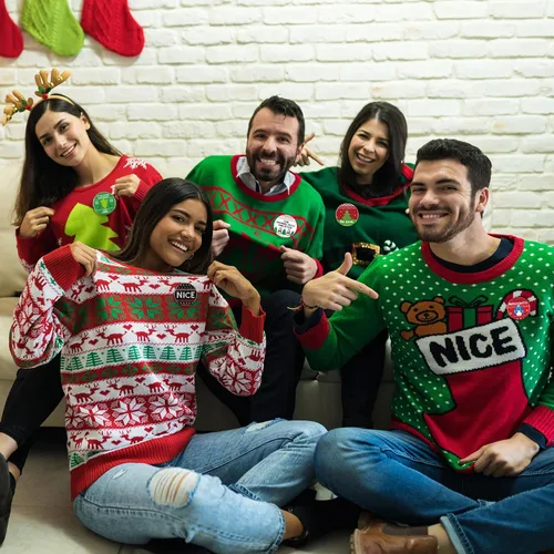 Vista 4 de Quelay 96 unidades de 48 estilos de suéter de Navidad con botones divertidos de refranes navideños a granel, accesorios de fiesta para suéter feo