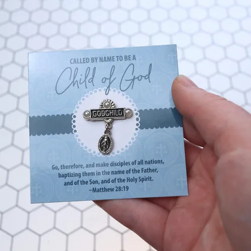 Vista 2 de Medalla Milagrosa Ahijado Bautismo Pin de solapa, regalos católicos de padrinos, incluye versículo Mateo 2819, 1 pulgadas, Zinc, Sin gemas.