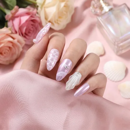 Vista 2 de Sun&Beam Nails Uñas a presión hechas a mano, medianas, largas, almendra, ovalada, púrpura y blanca, concha de perla falsa, diseño 3D, bonitos dijes
