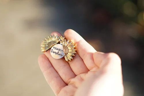 Vista 7 de MyLittleSunflower - Collar You are My Sunshine - Collar de girasol con colgante de mensaje oculto grabado para mujeres, madre, hija, Cobre, No es