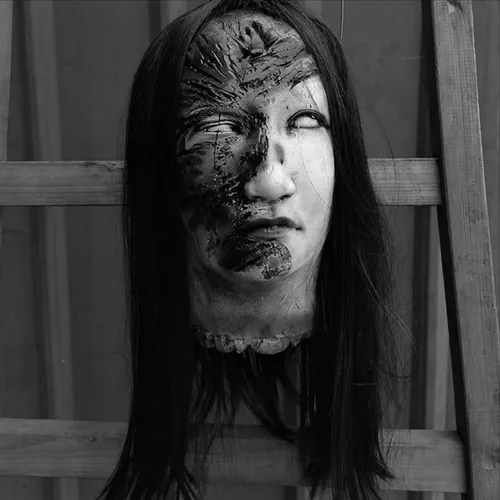 Vista 17 de Decoraciones colgantes de cabeza dividida para Halloween, cuerpo sangriento aterrador, cuerpo sangriento, tamaño real, real, accesorios de colgante
